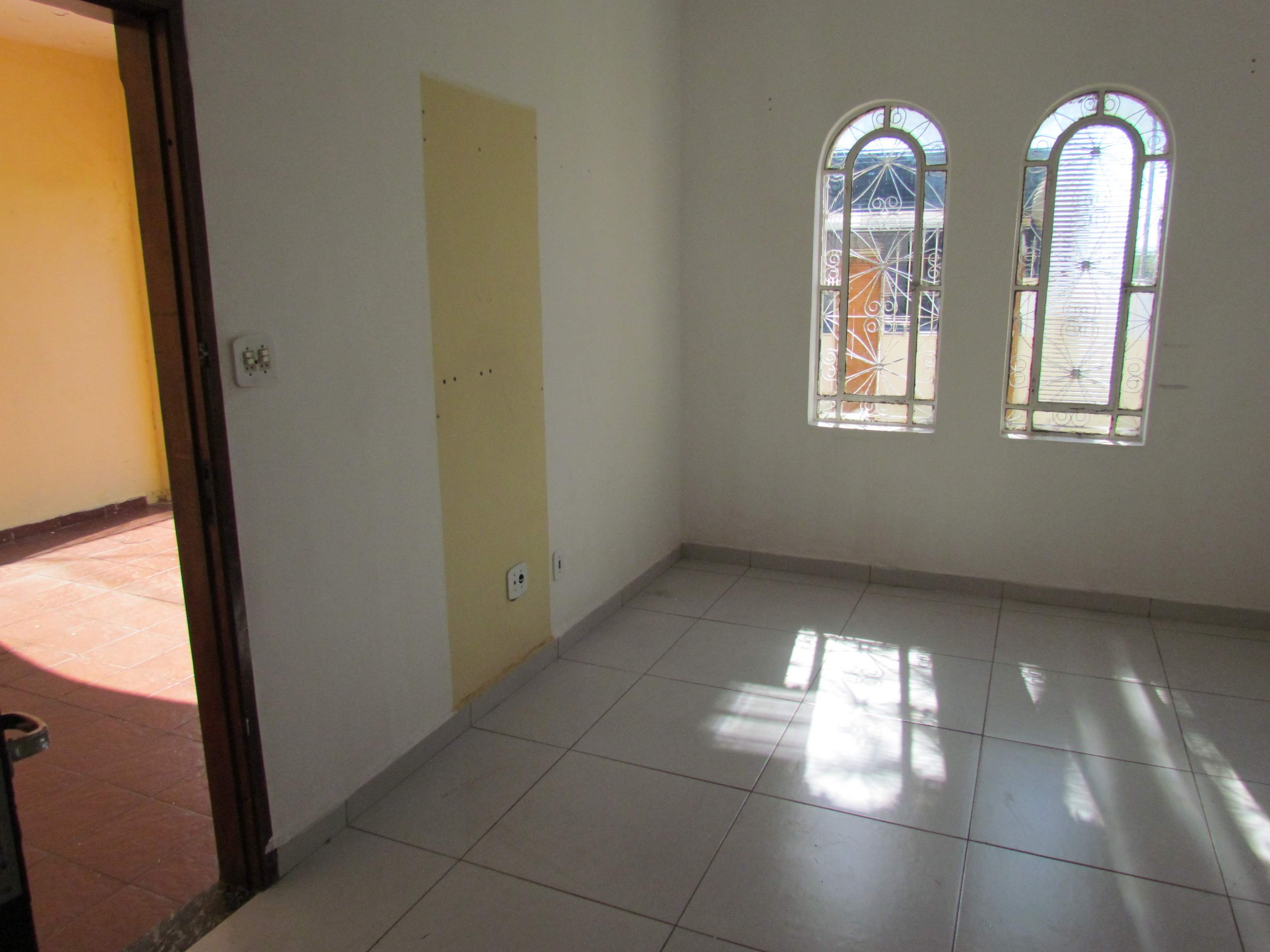 CASA À VENDA + SALÃO COMERCIAL – EXCELENTE PARA INVESTIMENTO