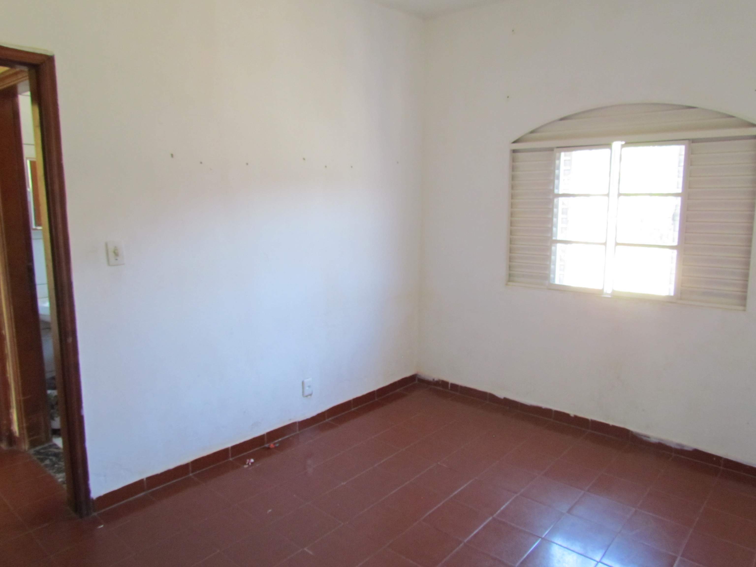 CASA À VENDA + SALÃO COMERCIAL – EXCELENTE PARA INVESTIMENTO