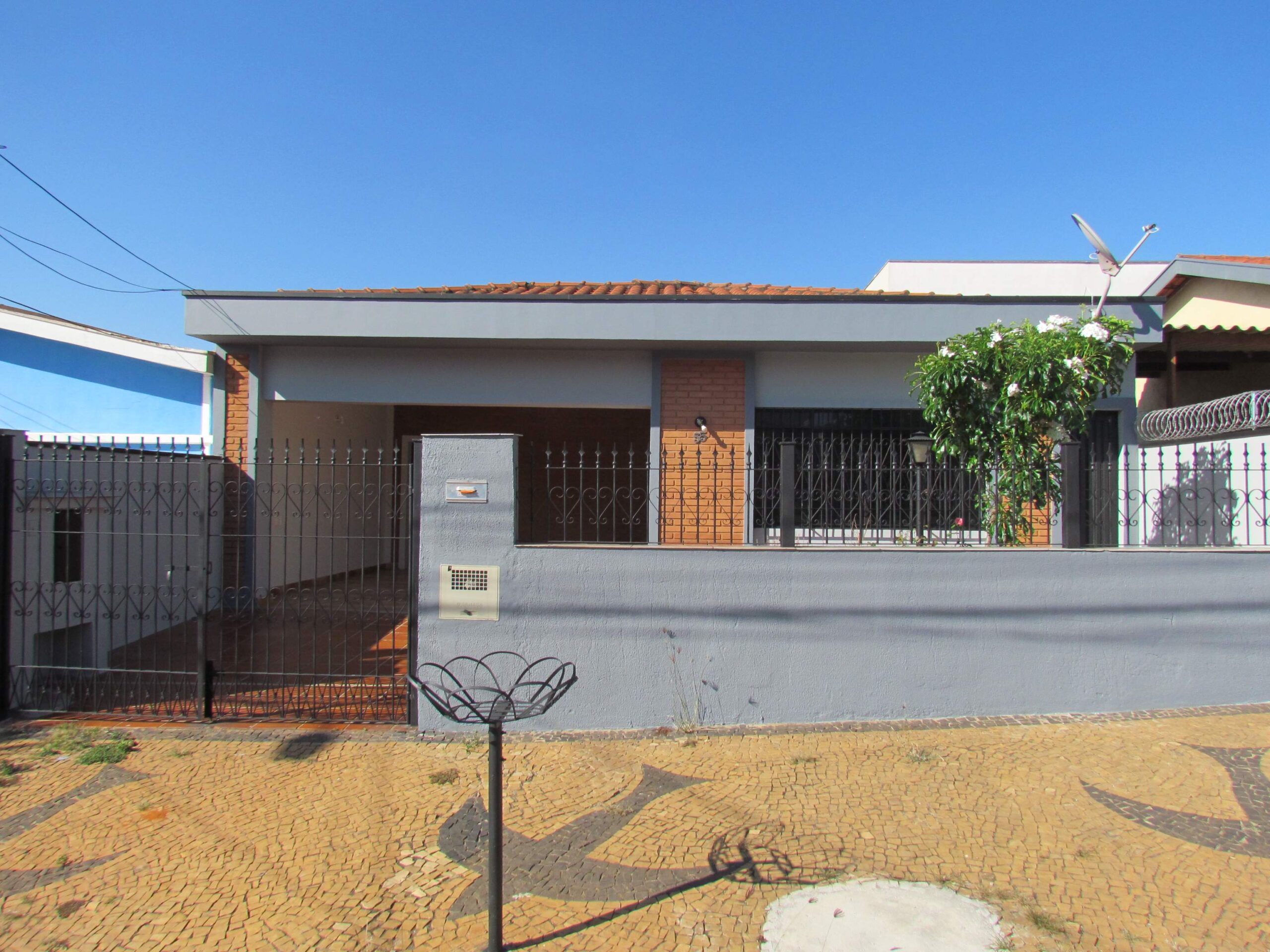 Casa com edícula