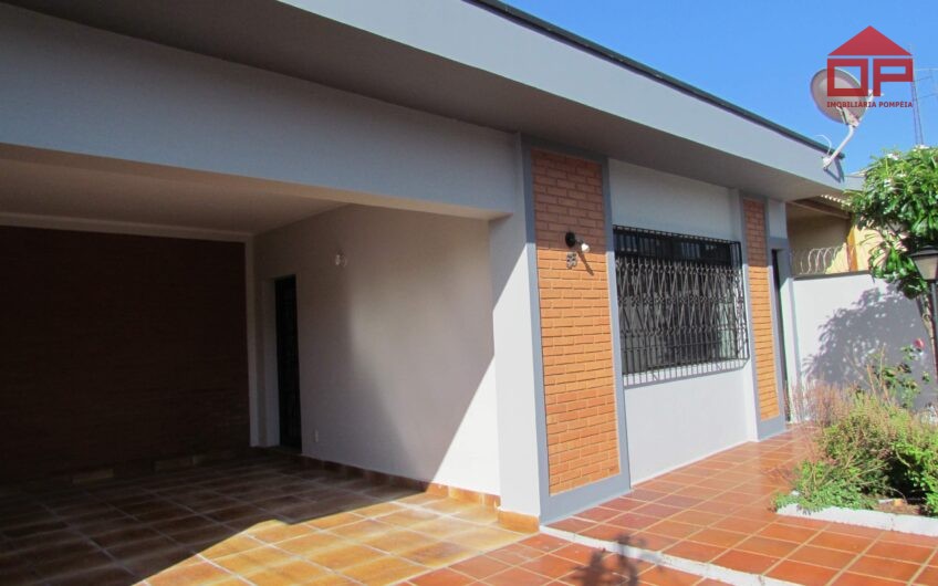 Casa com edícula
